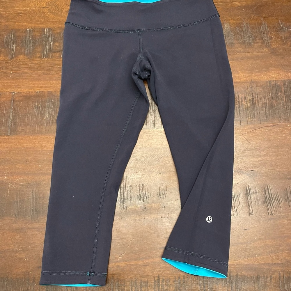 LuluLemon Reversible Blue Capri Leggings Size 8 - Picture 4 of 6